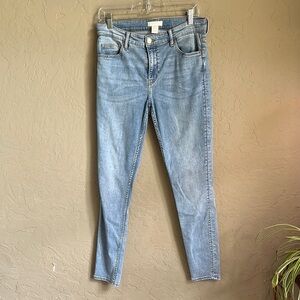 H&M size 10 light wash relaxed skinny leg‎ stretchy jean